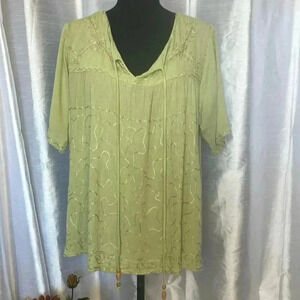 The Paragon Women’s XL Lt Green Short Sleeve Embroidered Crinkle Pleated Blouse